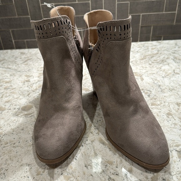 NEW~TAUPE~LASER CUT TRIM~V-CUT SIDES~3 1/2” STACKED HEELS~ CUSHIONED FOOTBED~BR - Picture 8 of 13